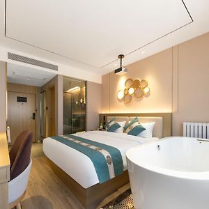 Deluxe Double Room Bath